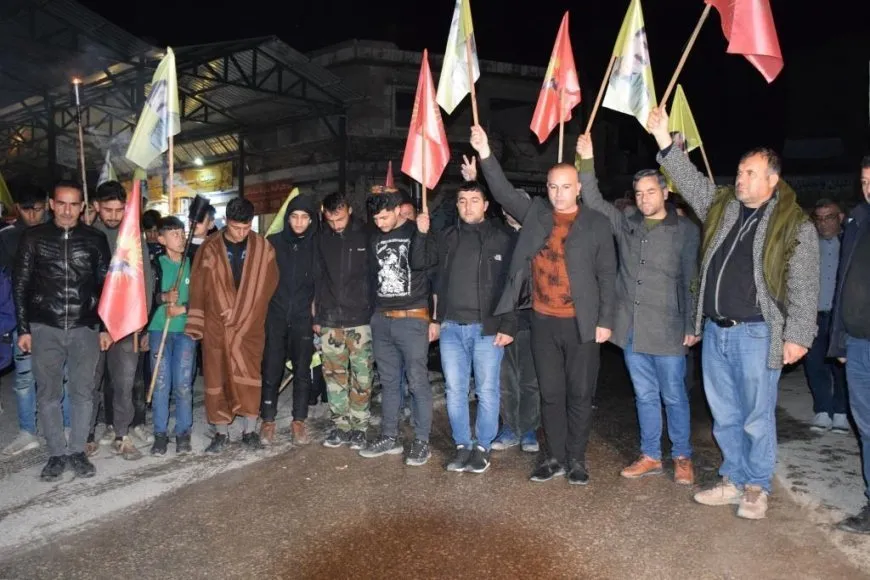 Los jóvenes de Kobanê protestan contra la conspiración internacional