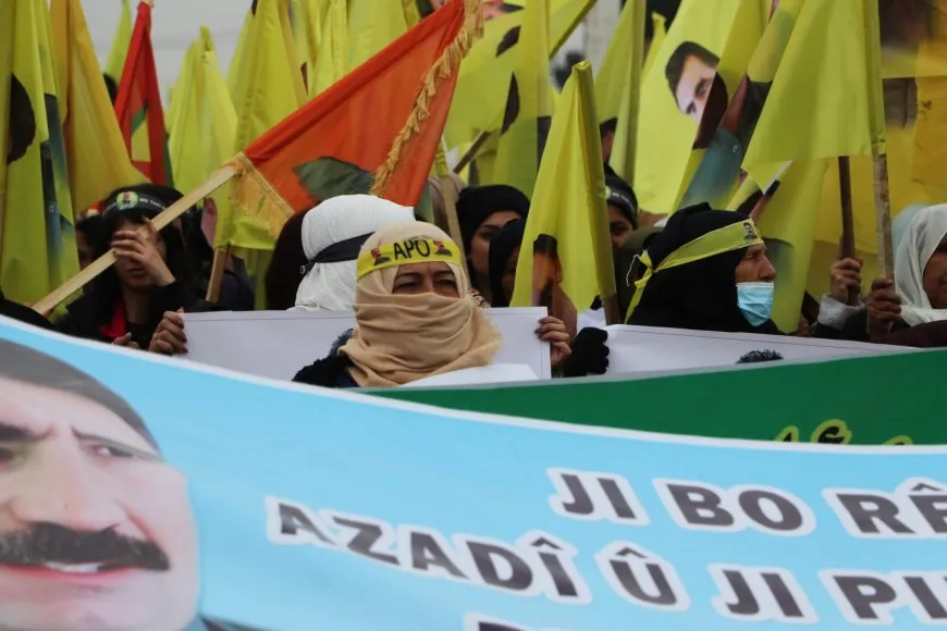 Miles de personas en Hasaka condenan la conspiración internacional