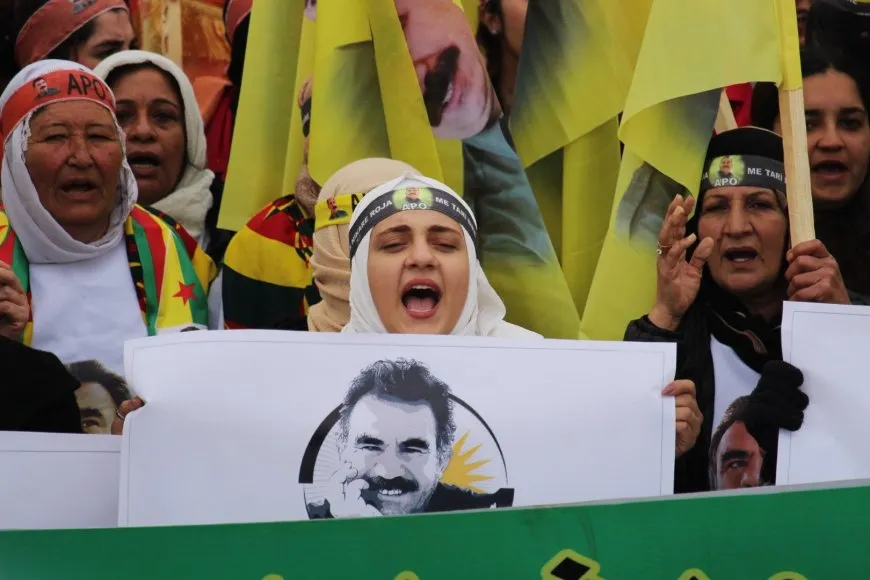 Miles de personas en Hasaka condenan la conspiración internacional