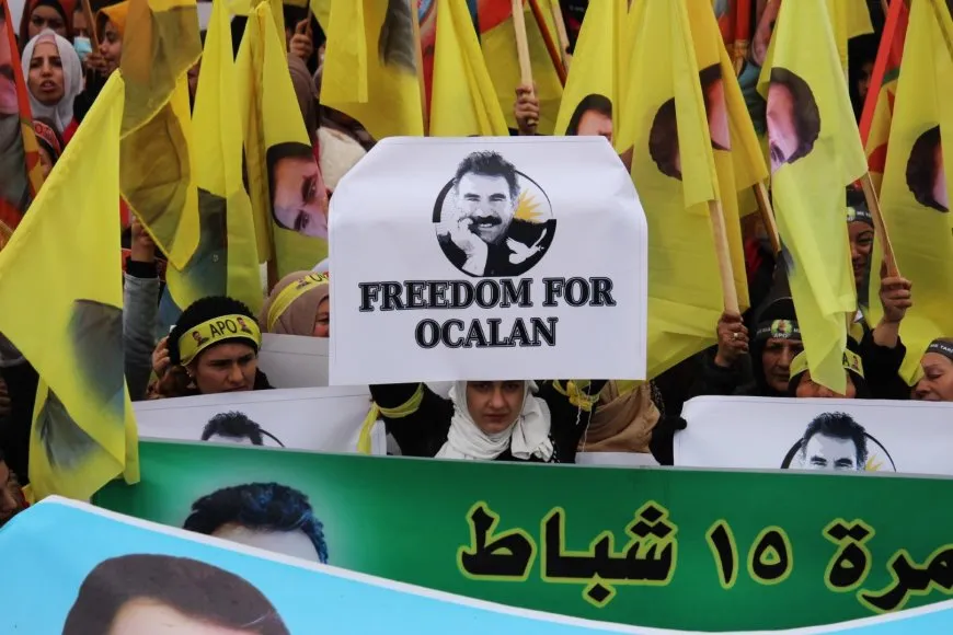 Miles de personas en Hasaka condenan la conspiración internacional