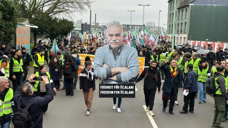 Decenas de miles de personas marchan por la libertad del líder Abdullah Ocalan en Colonia