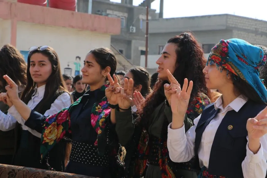  La región del norte y el este de Siria celebra el Día Internacional de la Lengua Materna