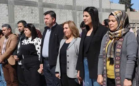 Los residentes del norte y este de Siria honran la memoria de las víctimas de la masacre de Halabja