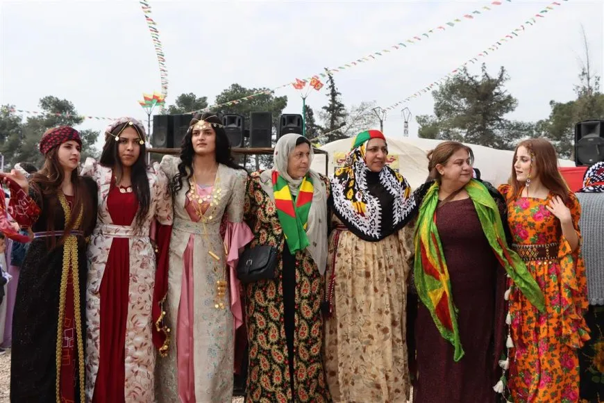 Los residentes celebran el Newroz en el noreste de Siria
