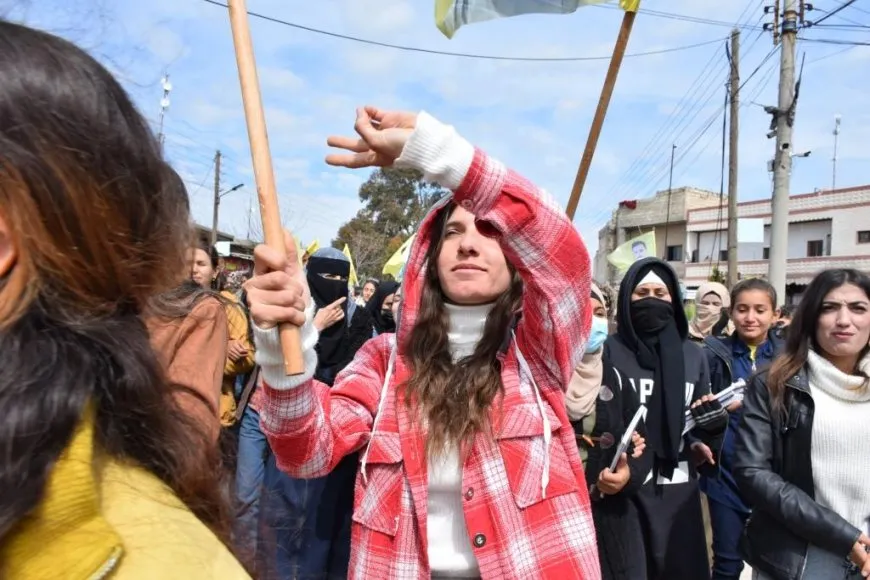 La gente del distrito de Sarin exige la libertad física del líder Ocalan