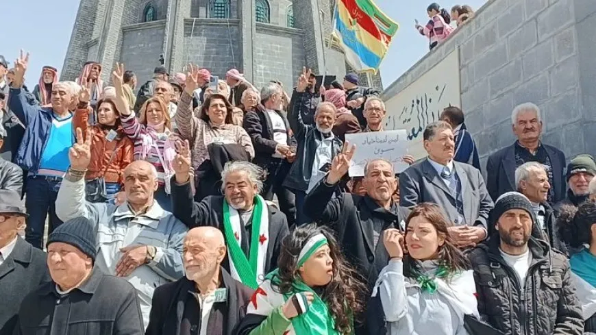 Los manifestantes de Siwêda honran la memoria del líder de la Gran Revolución Siria