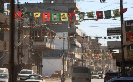 Por el 4 de abril, las calles de Qamishlo están decoradas con fotos del líder