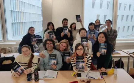 Libros del líder Abdullah Ocalan leídos en la Universidad de la Sorbona