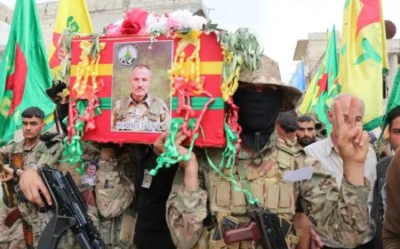 Los residentes entierran al mártir Deştî