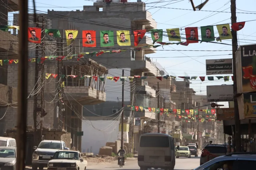 Por el 4 de abril, las calles de Qamishlo están decoradas con fotos del líder
