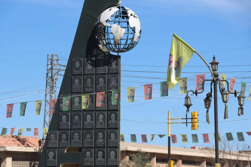 Por el 4 de abril, las calles de Qamishlo están decoradas con fotos del líder