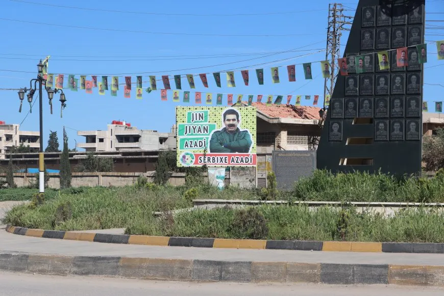 Por el 4 de abril, las calles de Qamishlo están decoradas con fotos del líder