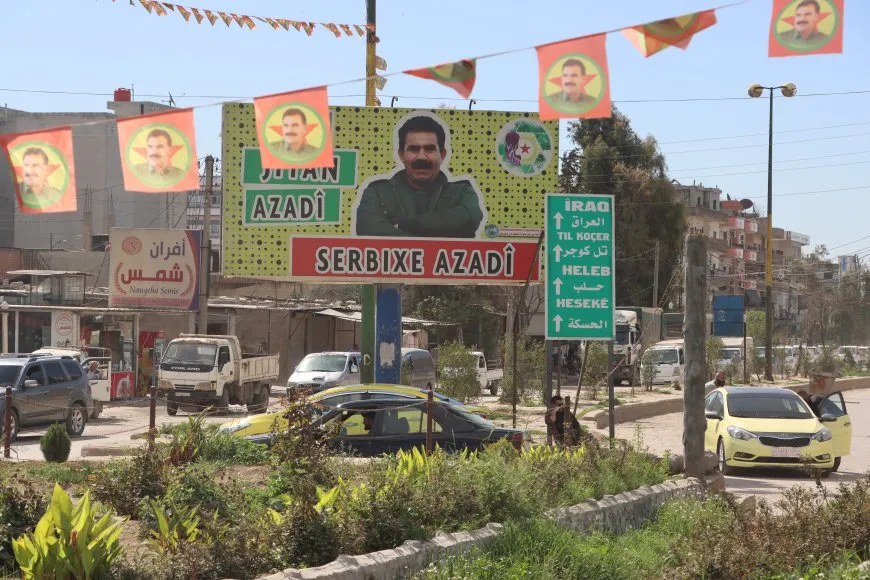 Por el 4 de abril, las calles de Qamishlo están decoradas con fotos del líder