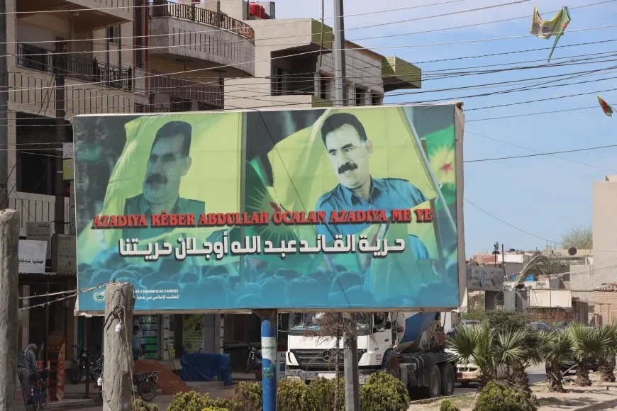 Por el 4 de abril, las calles de Qamishlo están decoradas con fotos del líder