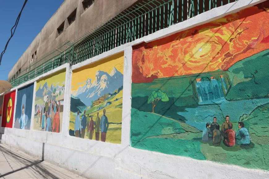 Por el 4 de abril, las calles de Qamishlo están decoradas con fotos del líder