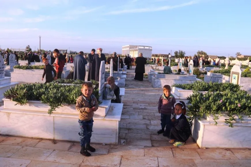 Civiles del norte y este de Siria visitan los santuarios de los mártires por la ocasión del Eid