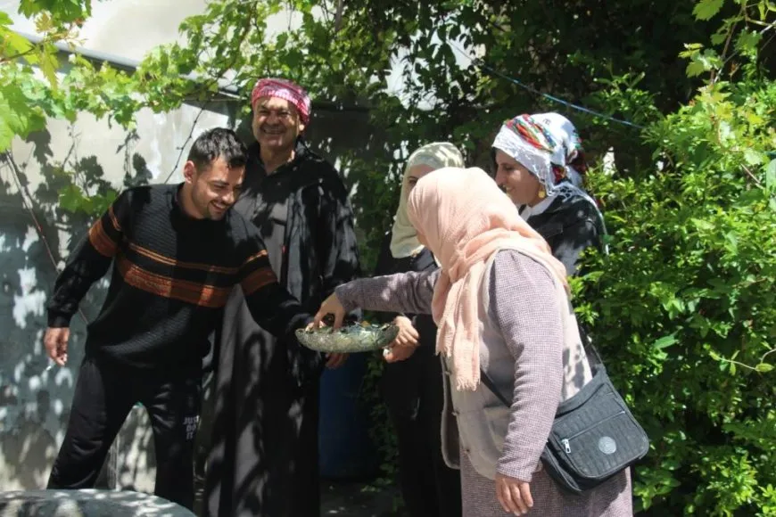 Visitan a las familias de los mártires en el segundo día de Eid al-Fitr