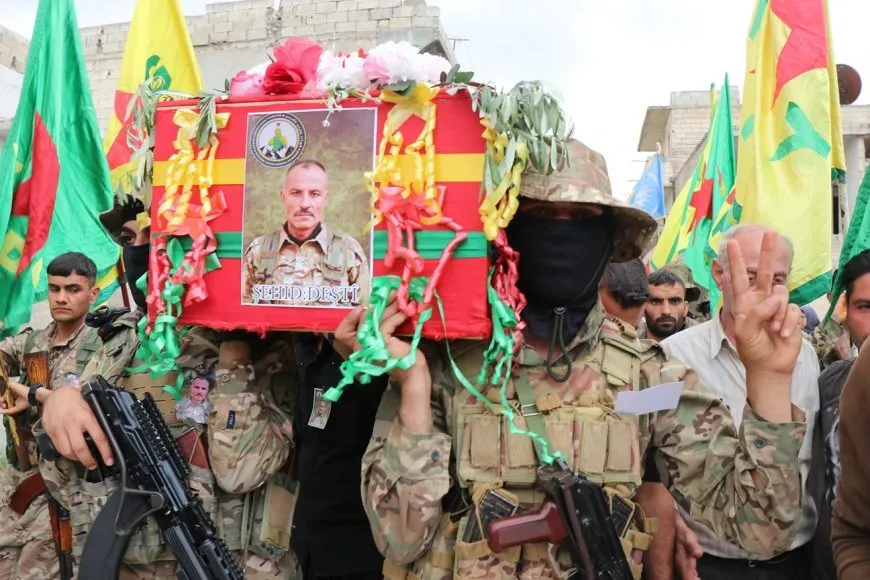 Los residentes entierran al mártir Deştî