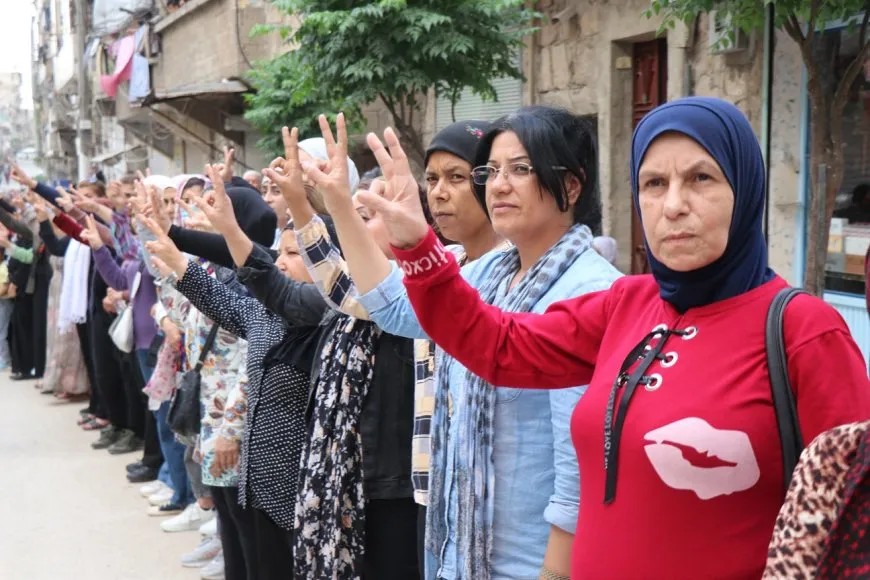 Los residentes entierran al mártir Deştî