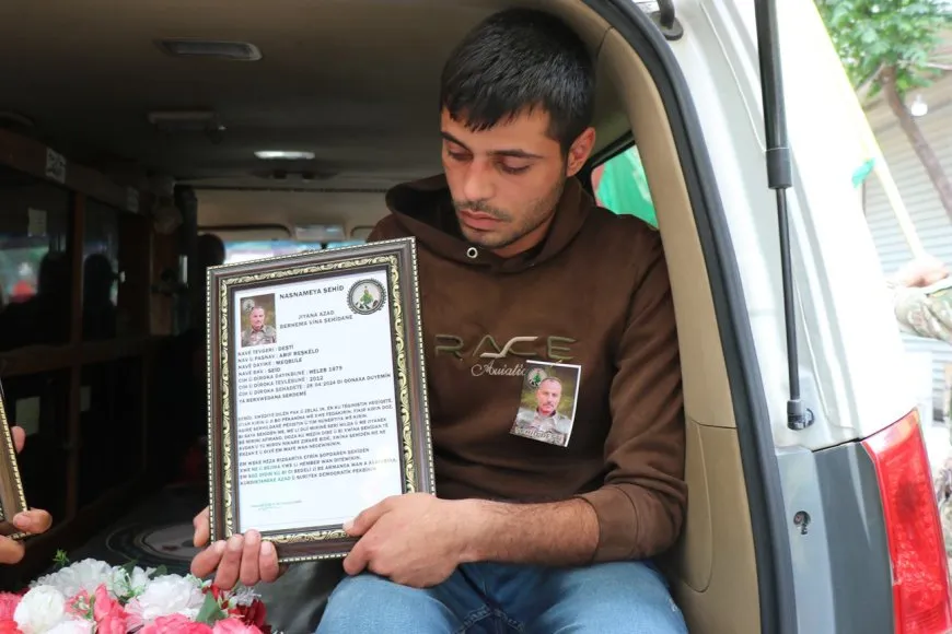 Los residentes entierran al mártir Deştî
