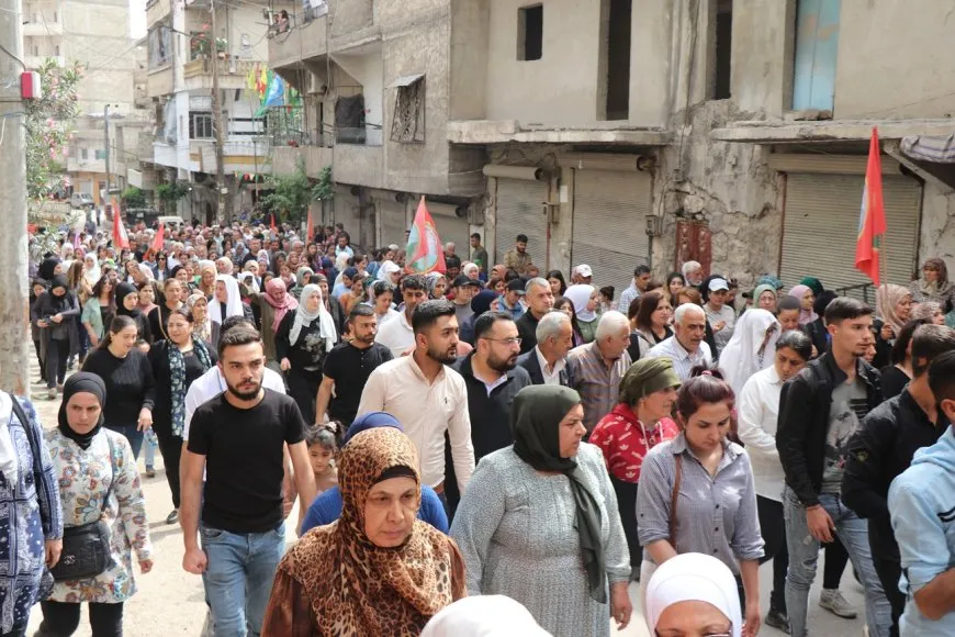 Los residentes entierran al mártir Deştî