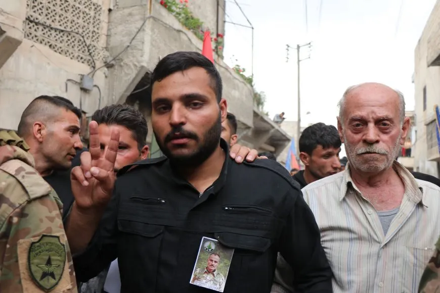 Los residentes entierran al mártir Deştî