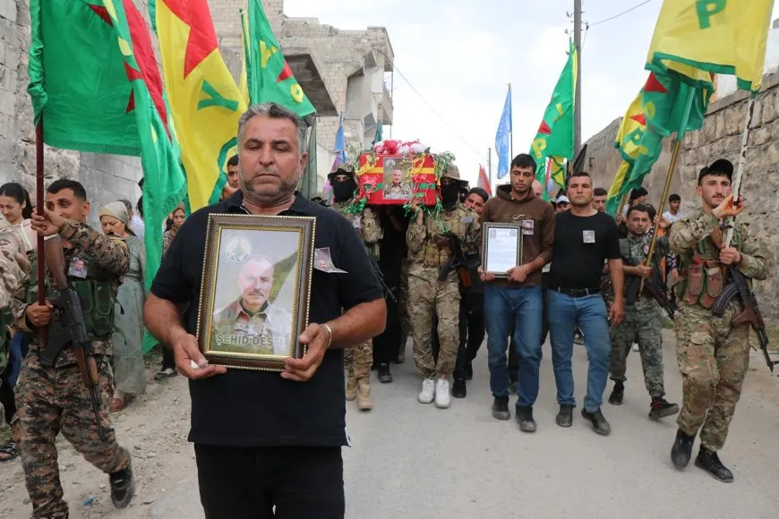 Los residentes entierran al mártir Deştî