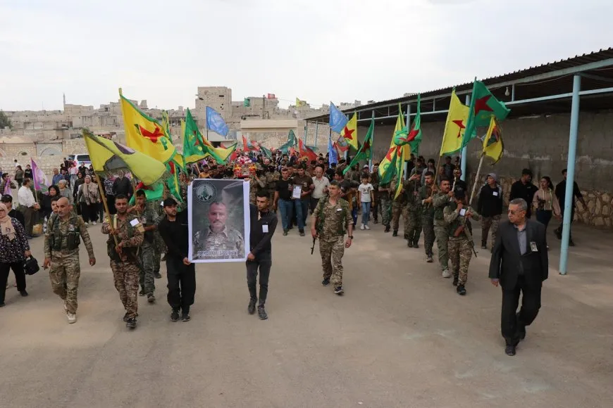 Los residentes entierran al mártir Deştî