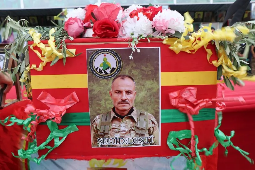 Los residentes entierran al mártir Deştî