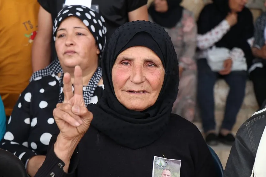 Los residentes entierran al mártir Deştî