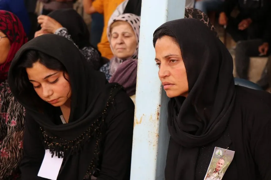 Los residentes entierran al mártir Deştî