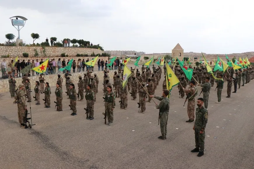 Los residentes entierran al mártir Deştî