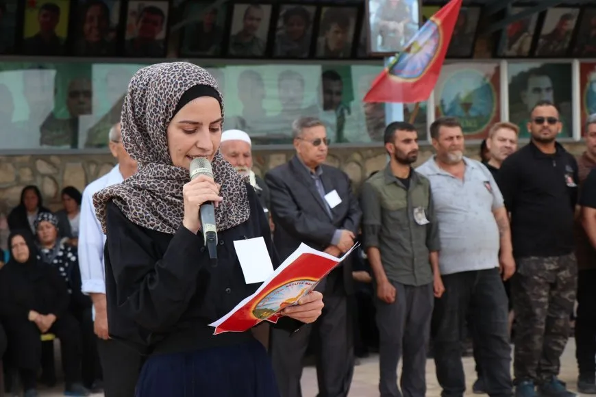 Los residentes entierran al mártir Deştî
