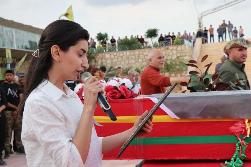 Los residentes entierran al mártir Deştî