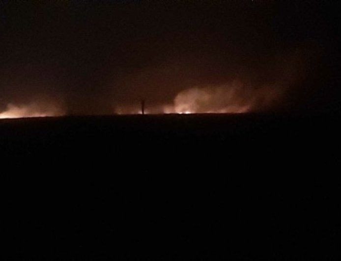 Los ocupantes turcos queman campos agrícolas en Manbij