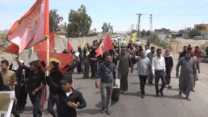 Los residentes de Deir ez-Zor condenan la decisión de las autoridades turcas contra el líder Abdullah Ocalan