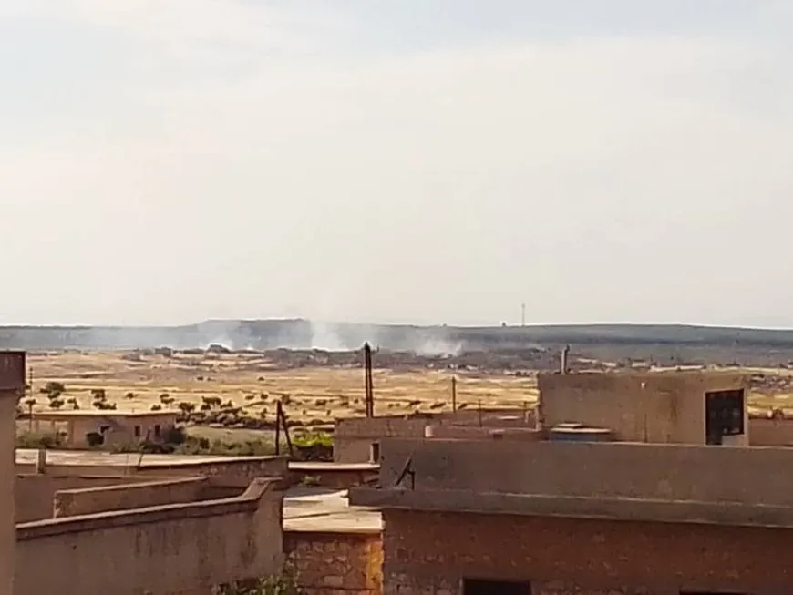 Los ocupantes turcos prenden fuego a campos agrícolas en el pueblo de Sharawa