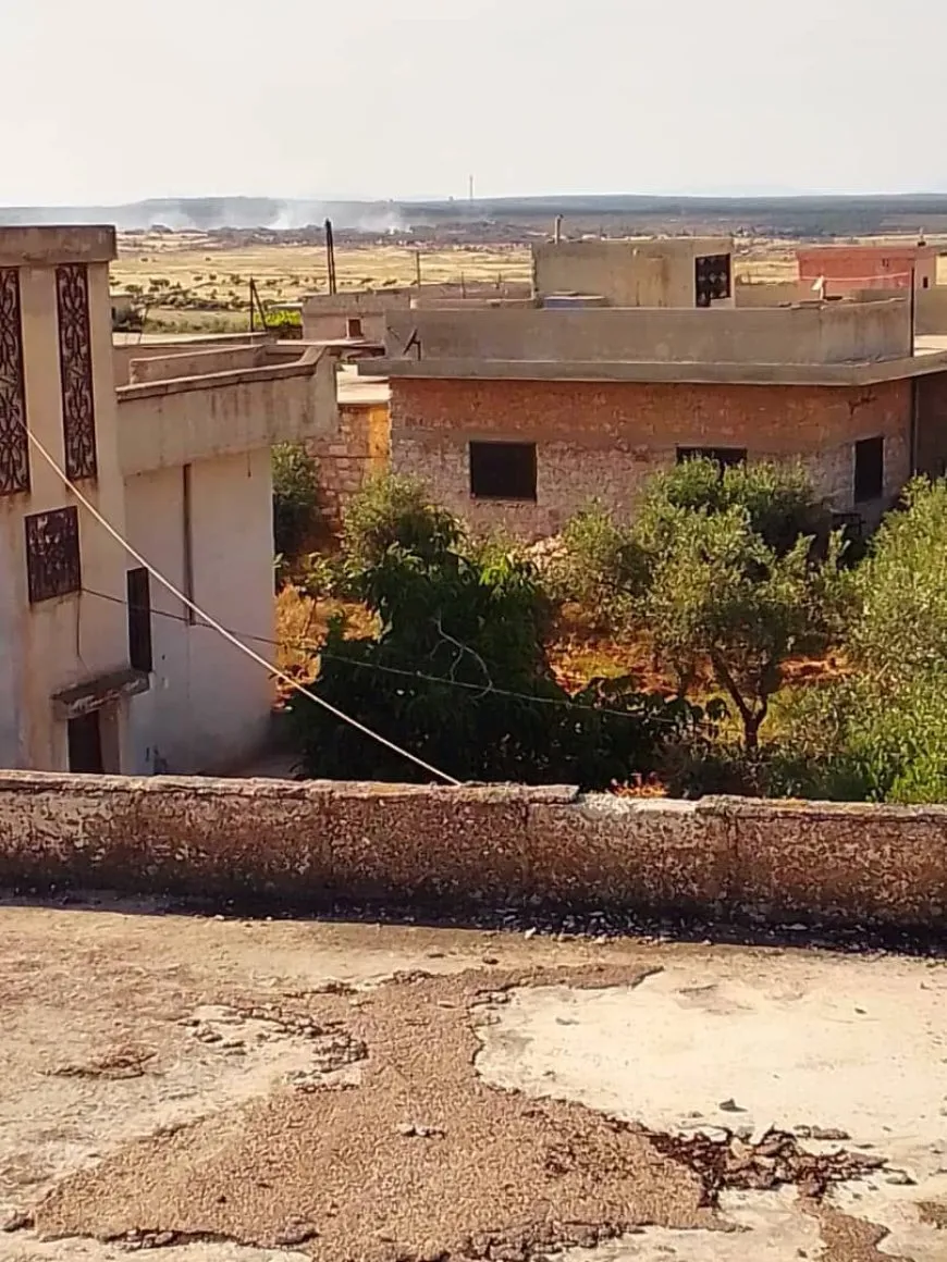 Los ocupantes turcos prenden fuego a campos agrícolas en el pueblo de Sharawa