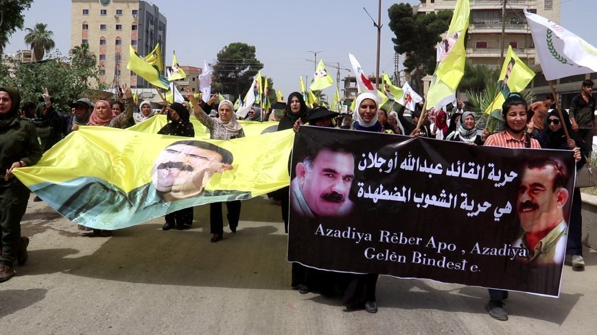 Una manifestación masiva en Raqqa pide la libertad física del líder