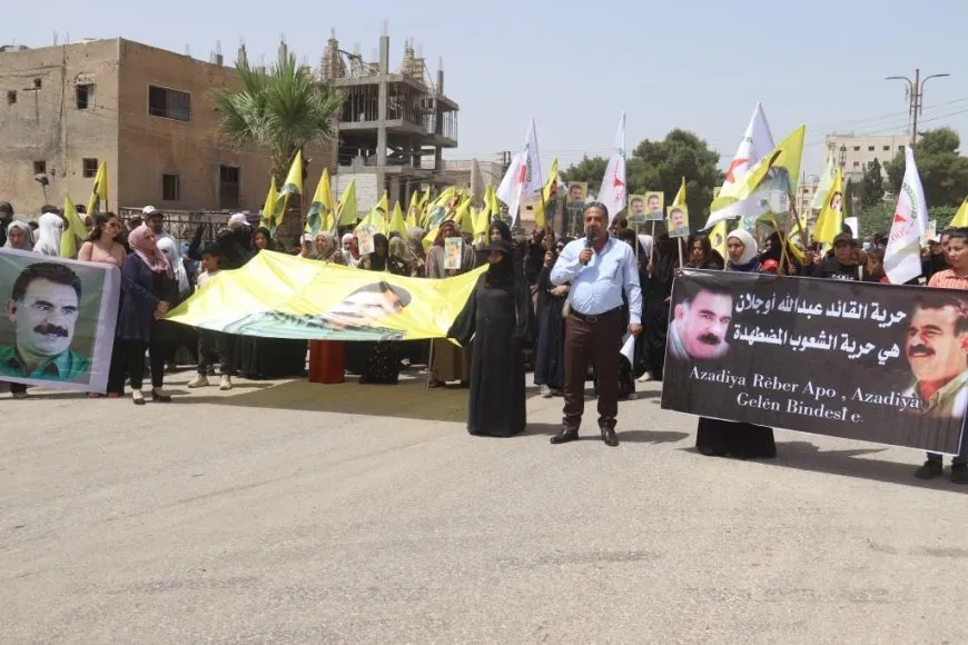 Una manifestación masiva en Raqqa pide la libertad física del líder