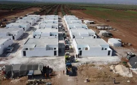 Los desplazados internos de Afrin condenan la intervención de la Media Luna Roja de Qatar en la construcción de asentamientos
