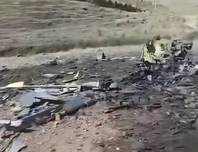Las escenas muestran los restos de un dron turco derribado por la guerrilla
