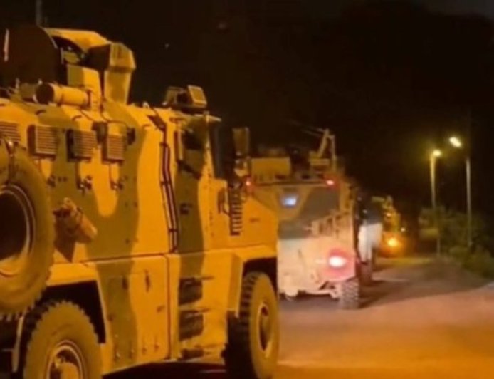 Vehículos militares turcos que se dirigen a Duhuk en el sur del Kurdistán por te...