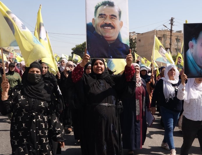 Manifestantes exigen libertad física del líder Ocalan en Tabqa