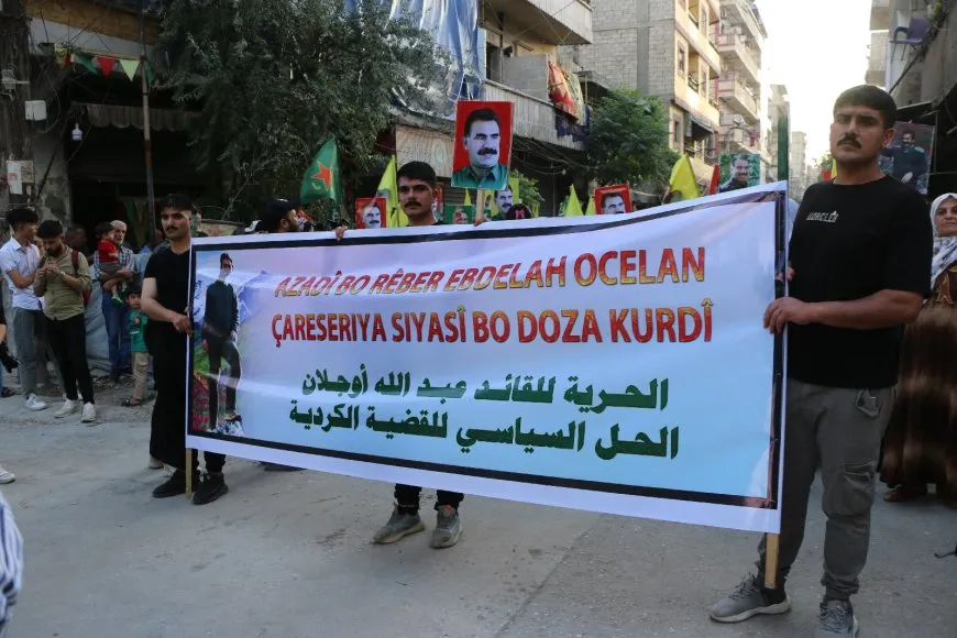 La libertad del líder Abdullah Ocalan es una demanda de miles de personas durante una manifestación en Alepo