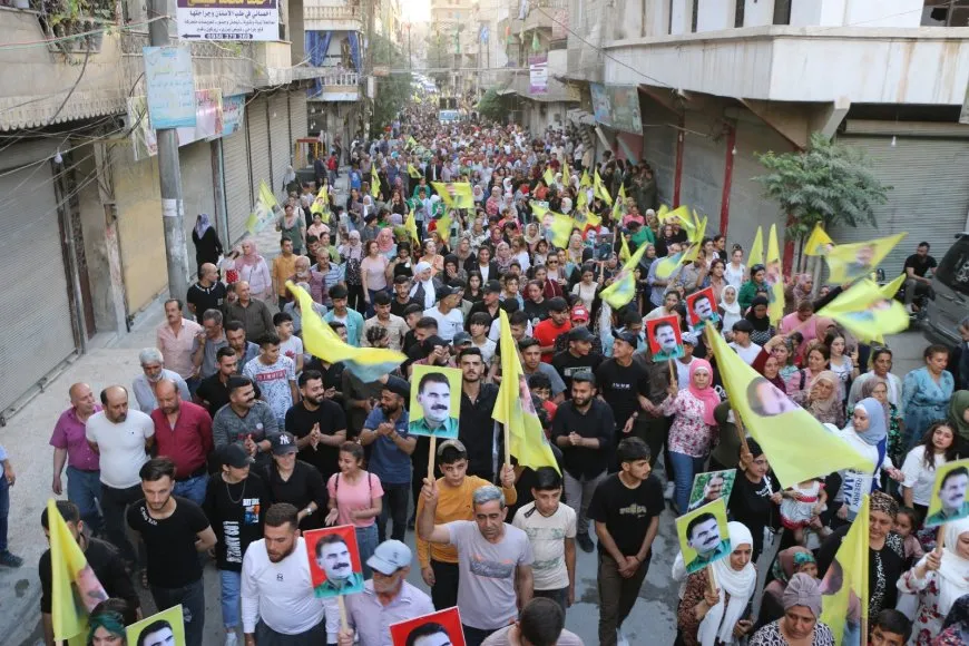 La libertad del líder Abdullah Ocalan es una demanda de miles de personas durante una manifestación en Alepo