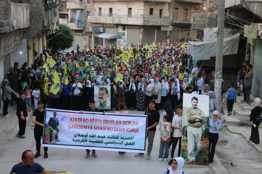 La libertad del líder Abdullah Ocalan es una demanda de miles de personas durante una manifestación en Alepo