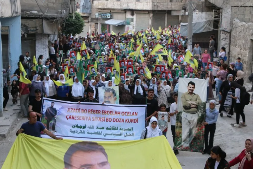 La libertad del líder Abdullah Ocalan es una demanda de miles de personas durante una manifestación en Alepo