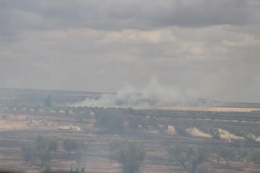 Amplias áreas quemadas en el noreste de Siria debido a los bombardeos de la ocupación turca