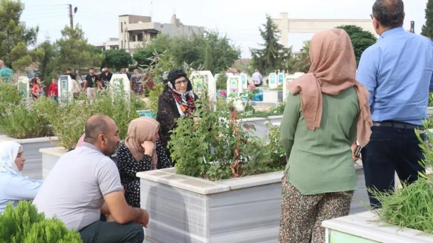 La gente del noreste de Siria visita los santuarios de los mártires en Eid al-Adha